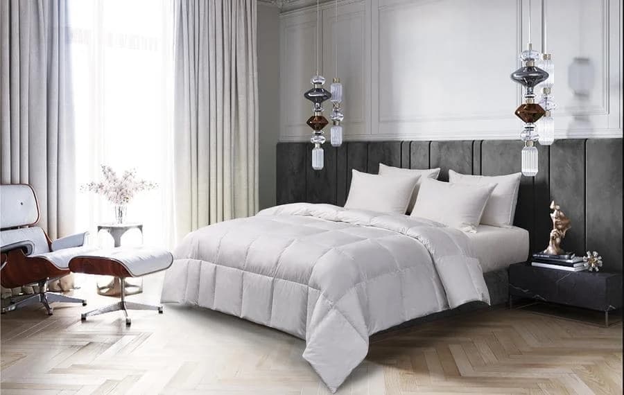 Copenhagen Extra Warm 240 Thread Count White Goose Down and Feather Comforter - Image 1